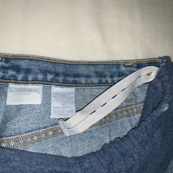 Maternity classic blue jeans with stretch belly. - Picture 3 of 3
